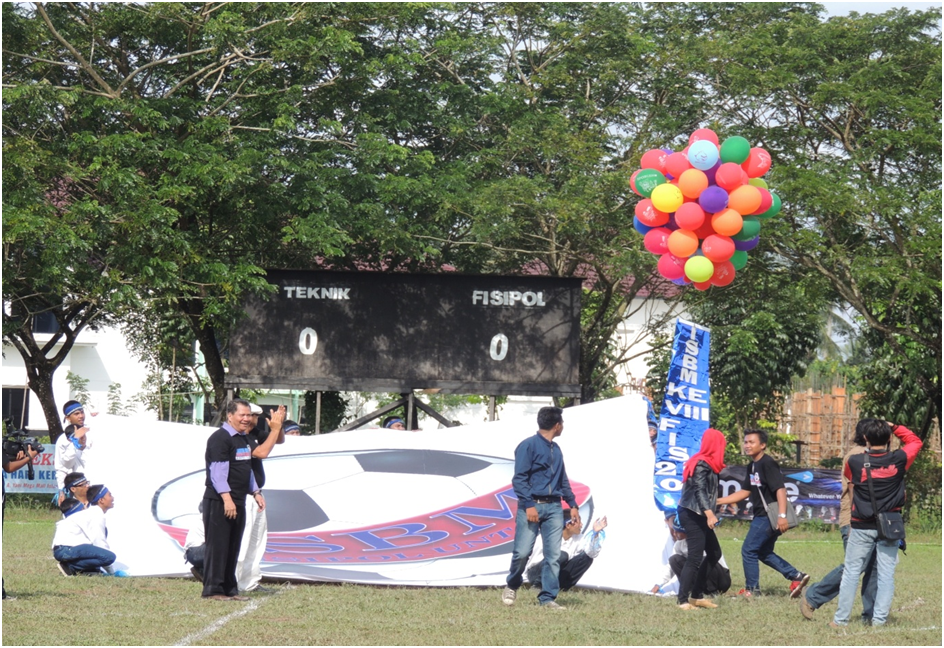 Gambar : Pembantu Rektor III Untan Ir. Waskitha M.M dan Pembantu Dekan III FISIP Untan Drs Syarif Usmulyadi M.Si melepas balon ISBM ke-VIII tahun 2013 sebagai tanda acara ini resmi dibuka, senin 4/11)