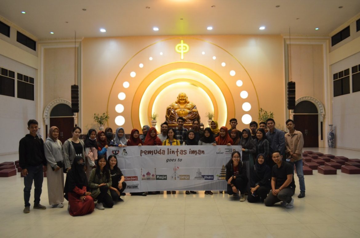 Jalin Silaturahmi, Pemuda Lintas Iman Kunjungi Vihara