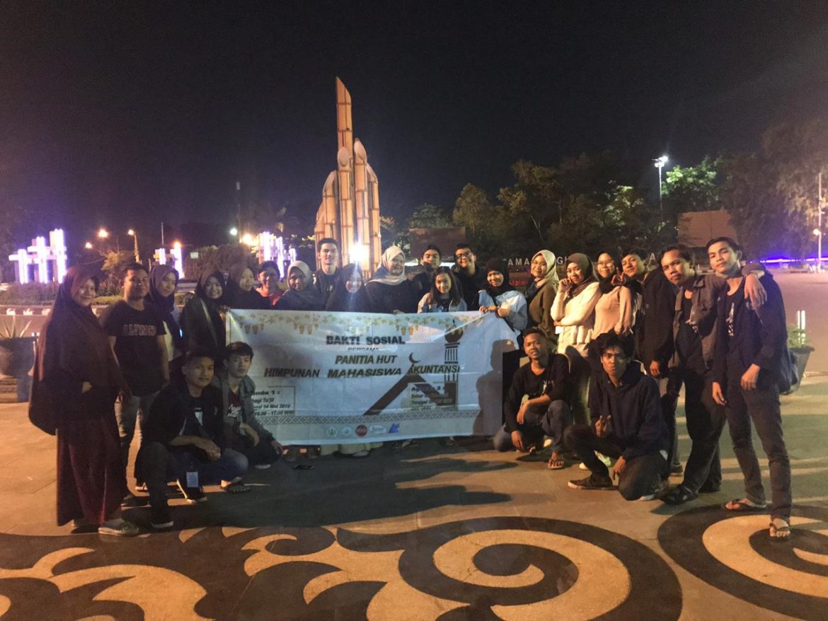 Himasi 22 Berbagi Takjil dan Sahur On the Road (Citizen Reporter)