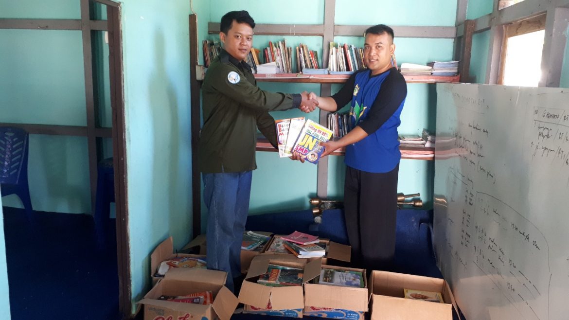 Penyaluran Buku untuk Daerah Perbatasan Negeri oleh Mahasiswa Informatika Untan