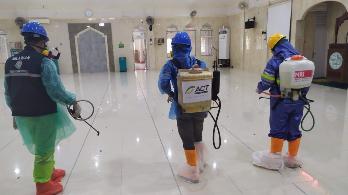 Cegah COVID-19, ACT Kalbar Semprotkan Disinfektan ke Masjid-masjid