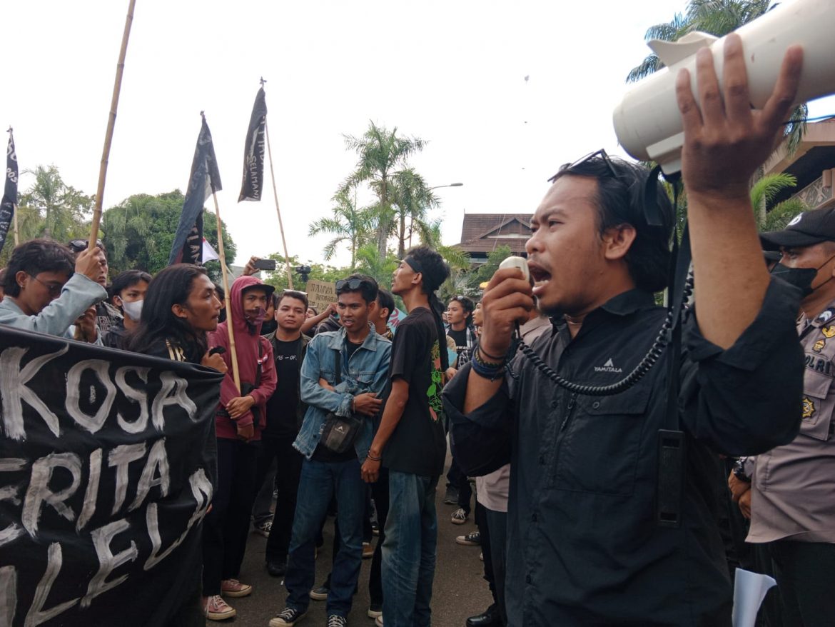 Bumi Khatulistiwa Memanggil, Kritisi Kondisi Bangsa Saat ini