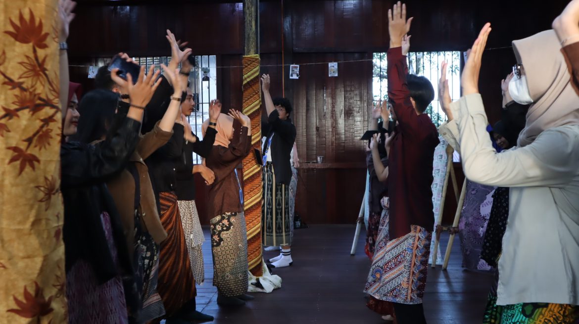 <strong>Nongkrong Kece dan Lestari dengan Nyore Berkain</strong>